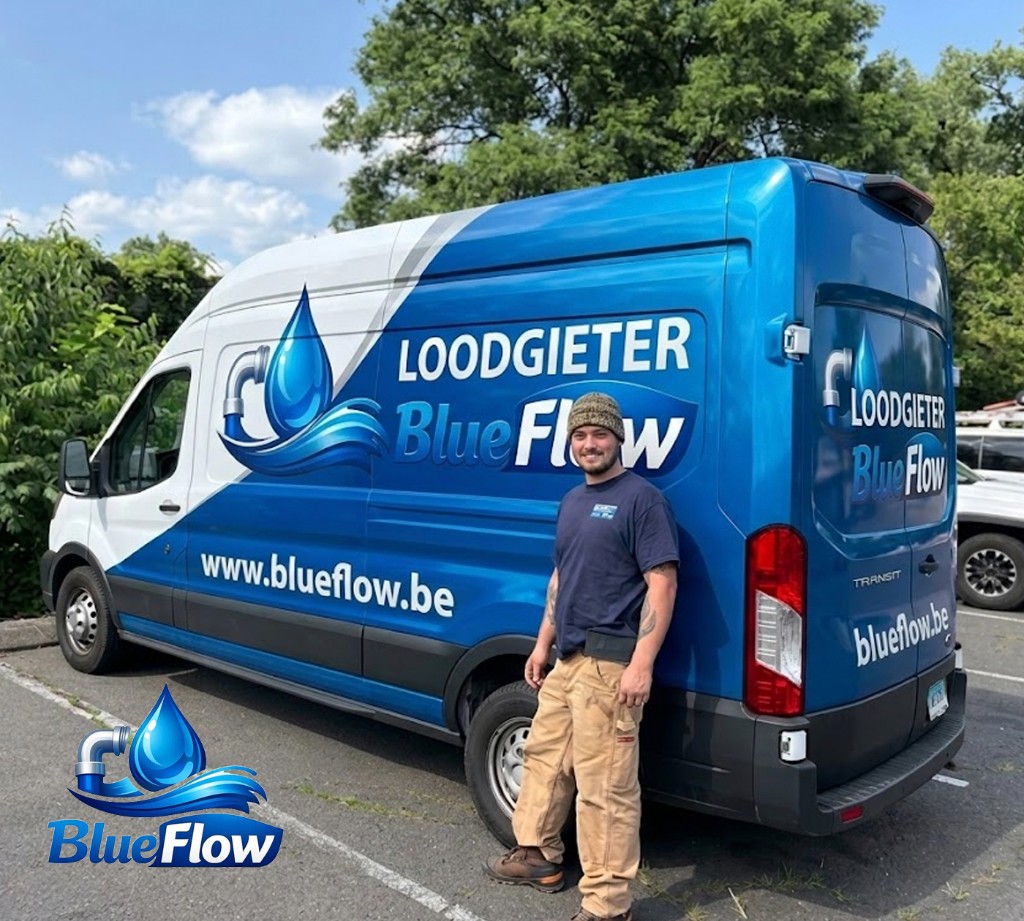 BlueFlow loodgieter naast de gepersonaliseerde servicebus met BlueFlow-logo en contact op blueflow.be